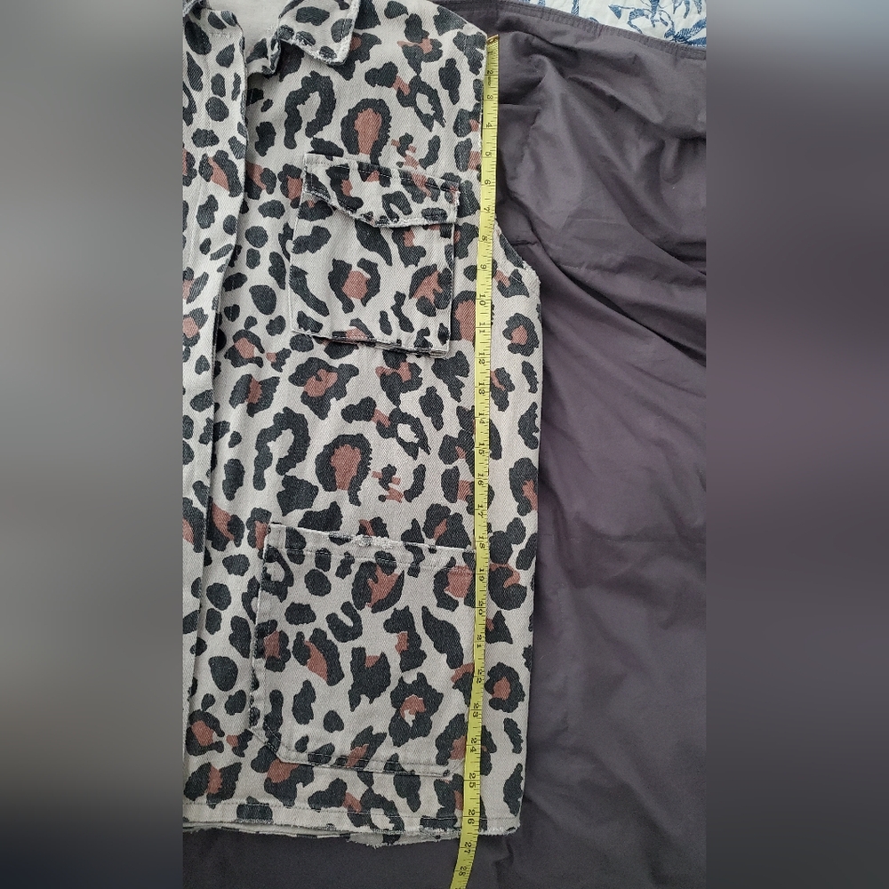 Leopard Vest size L - Picture 4 of 7